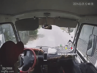 Khó hiểu hành động lao ra đường nằm trước đầu xe của người đàn ông