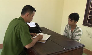 Vừa mua dây chuyền đã suýt bị cướp