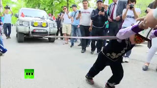 Cậu bé 5 tuổi kéo xe tải 3 tấn chạy bon bon trên đường