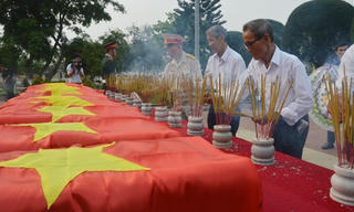Truy điệu, an táng 25 hài cốt liệt sĩ tại Hội An