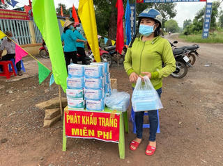 Xúc động hình ảnh phát khẩu trang miễn phí cho cử tri tại một điểm bầu cử