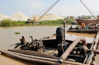 Chấn chỉnh hoạt động khai thác cát trên sông