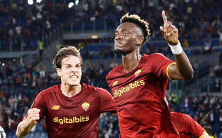 Mourinho nổi giận vì học trò bị đuổi phút 90