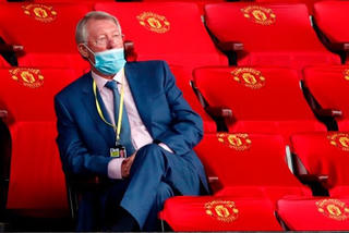 Sir Alex đeo khẩu trang không đúng cách