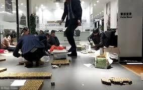 Dùng 10 bao tiền xu mua siêu xe BMW