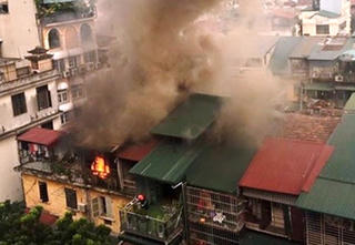 Cháy lớn khu tập thể 4 tầng trên phố Trần Quốc Toản, Hà Nội