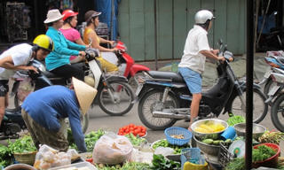 Hàng kém chất lượng ùn ùn về chợ