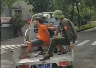 [VIDEO] Người đàn ông bị 'mời' lên phường vì chống đối lực lượng phòng dịch