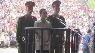 Sát thủ 'thảm án ở Yên Bái' lạnh lùng nghe tuyên án tử