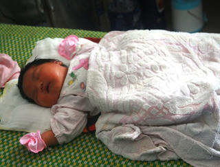 Một người mẹ sinh con gái nặng 5,2 kg