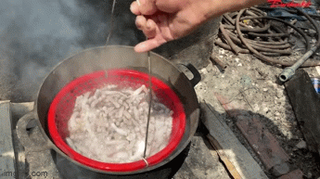 Cách người dân Vân Đồn 'đãi vàng' trong cát biển