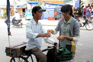 Ấm lòng với quán cơm 2 nghìn ở Hội An