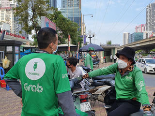 ‘Câu cơm’ mùa xăng tăng giá