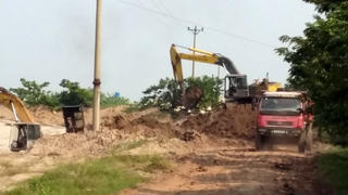 'Công khai đào đất chân đê' ở Nam Định: Chính quyền 'ngó lơ'