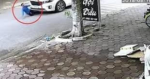 Lái ô tô đâm gãy chân đối thủ chỉ vì... chiếc điện thoại