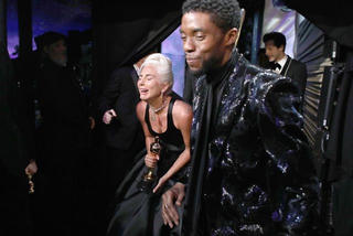 [ẢNH] Lady Gaga khóc như mưa sau khi nhận giải Oscar