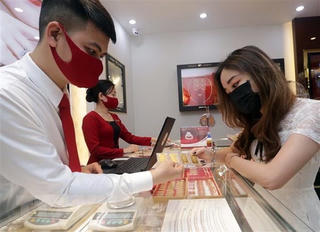 Giá vàng trong nước tăng mạnh lên trên 51 triệu đồng mỗi lượng