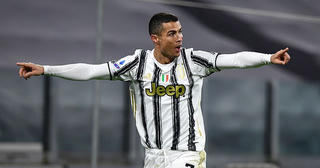 C.Ronaldo tỏa sáng rực rỡ trong ngày hụt băng đội trưởng