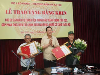 Chống tham nhũng được nhận bằng khen