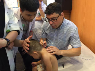 Gần 100 bệnh nhi mắc khuyết tật cột sống, cơ quan vận động được khám miễn phí