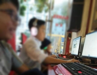 'Nọc độc' trên mạng xã hội: Cha mẹ phải biết cách bảo vệ con