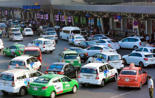 Siết taxi công nghệ, người sử dụng bị thiệt?