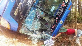 Xe khách lao xuống vực 40 người may mắn thoát nạn