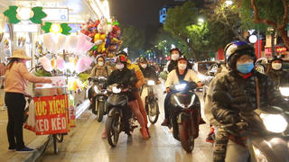 Người dân nô nức ra đường đón giao thừa dù Hà Nội không bắn pháo hoa 