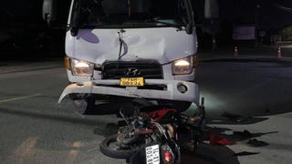 Quảng Ninh: Xe tải chuyển hướng sai gây tai nạn, 2 người bị thương nặng