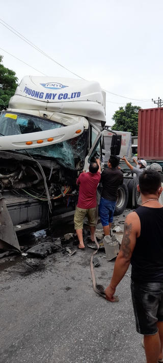 Hải Dương: Lái xe mắc kẹt, xe container toác đầu sau khi đâm vào đuôi xe tải 