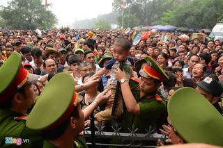 Cuộc giải cứu trẻ nhỏ trong biển người hỗn loạn ở Đền Hùng