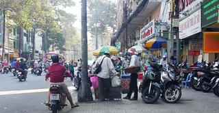 Ngang nhiên họp chợ trước cổng bệnh viện