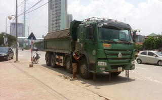 Hà Nội: Xe tải chở đất đâm chết người rồi bỏ chạy