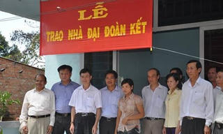 Bình Sơn (Quảng Ngãi): Bàn giao 20 nhà đại đoàn kết cho người nghèo