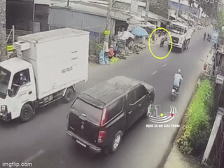 Xe máy vượt phải ngã trước đầu xe ben, lái xe tử vong