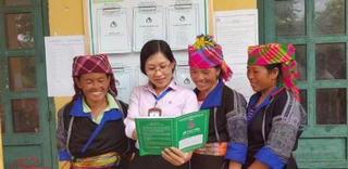 Nữ cán bộ ngân hàng tự học tiếng Mông để gần hơn với dân bản