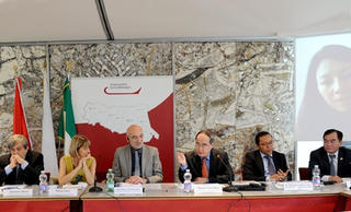 Chủ tịch UBTWMTTQ VN Nguyễn Thiện Nhân dự hội thảo Hợp tác xã vùng Emilia Romagna, Italia