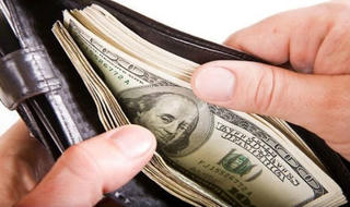 Nhặt được túi xách có đôla, thanh niên nghèo trả lại cho người bị mất