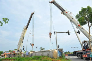 Xe bồn chở 6.000 lít xăng lật ngang, xăng tràn khắp đường