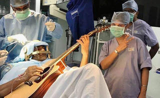 Nhạc công chơi guitar trong khi đang phẫu thuật não