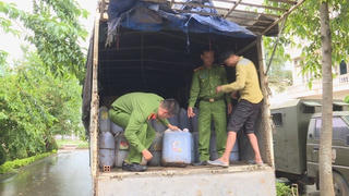 Bắt giữ hơn 6.000 lít dầu ăn phế thải sắp tuồn ra thị trường