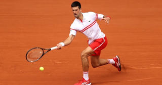 'Sao trẻ' người Italia bỏ cuộc, Djokovic giành vé vào tứ kết
