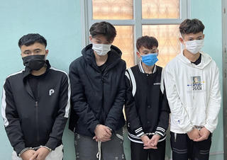 4 thanh niên lêu lổng chuyên ăn cắp điện thoại 