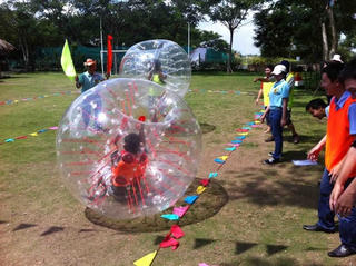 Giới trẻ thành thị hào hứng với Zorb ball