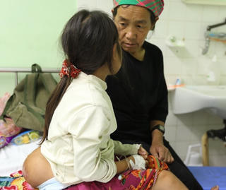 Cháu bé bị u lưng phải bò suốt 10 năm