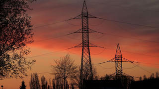 Năng lượng điện mùa nắng nóng: Mối lo toàn cầu