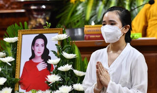 Hình ảnh các con Phi Nhung đeo khăn tang khiến khán giả chạnh lòng