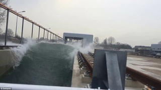 Cận cảnh cỗ máy tạo sóng 'khủng'