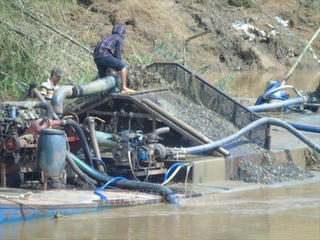 Tăng cường kiểm tra, xử lý khai thác cát, sỏi trái phép