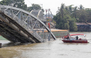 Đã vớt được tàu đẩy sà lan đâm sập cầu Ghềnh